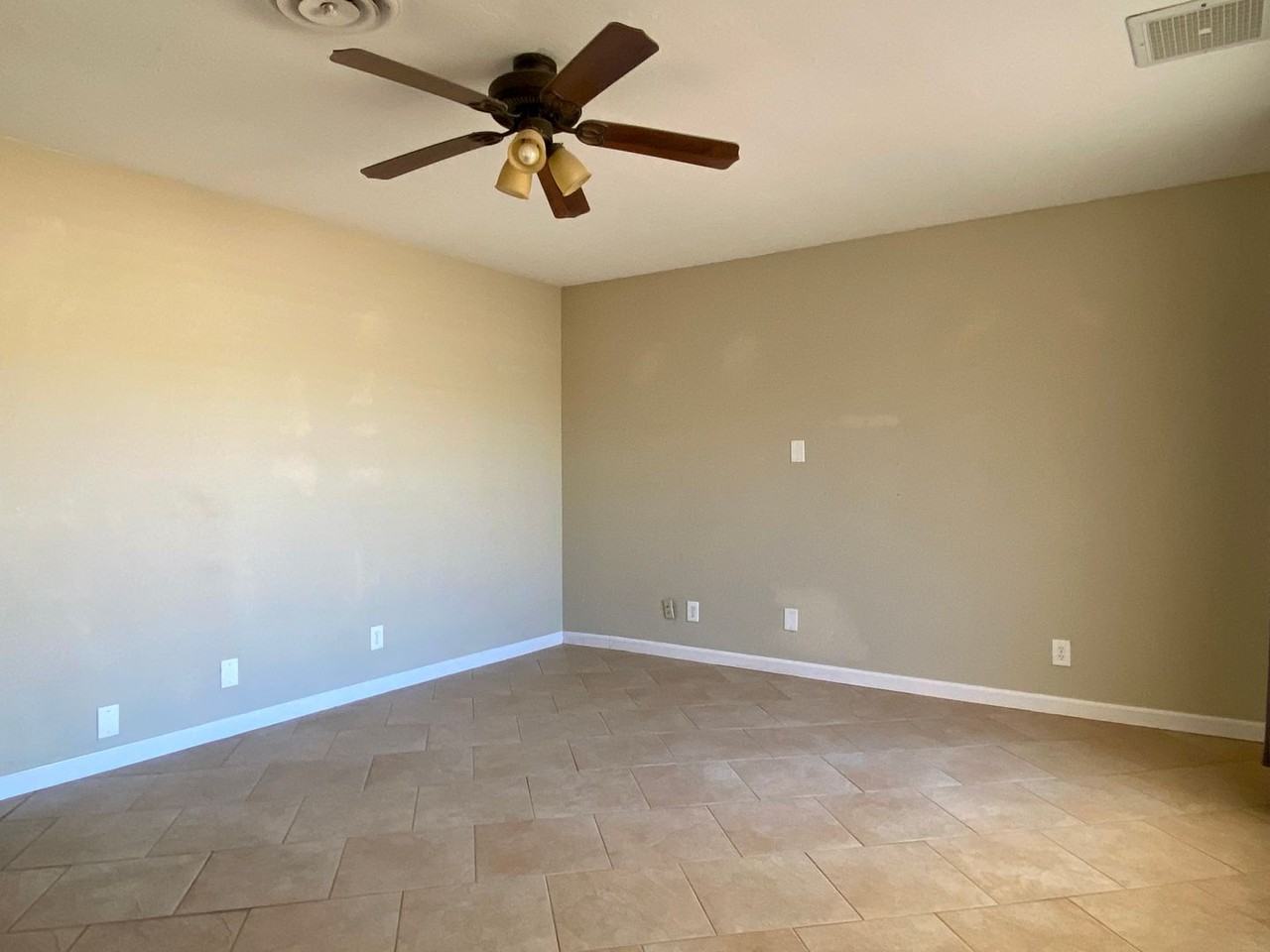 236 S American St - Photo 2 of 20