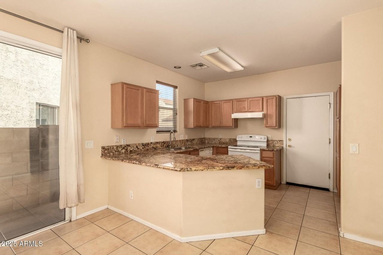 6614 W Polk St - Photo 2 of 14