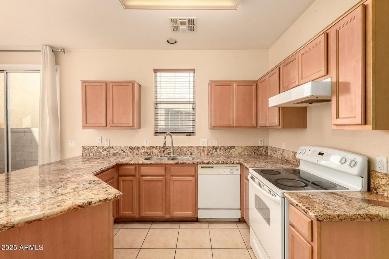 6614 W Polk St - Photo 3 of 14