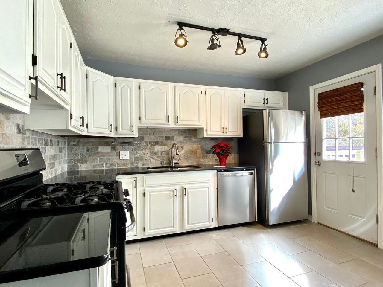 636 E Frolich Dr - Photo 5 of 16