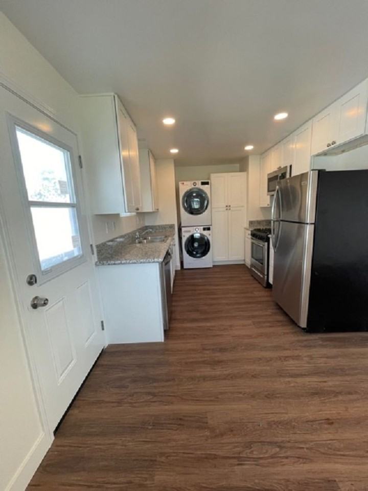 980 Ebony Ave - Photo 2 of 9