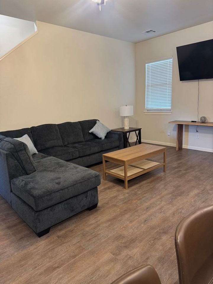 4518 Enclave Cir - Photo 5 of 36