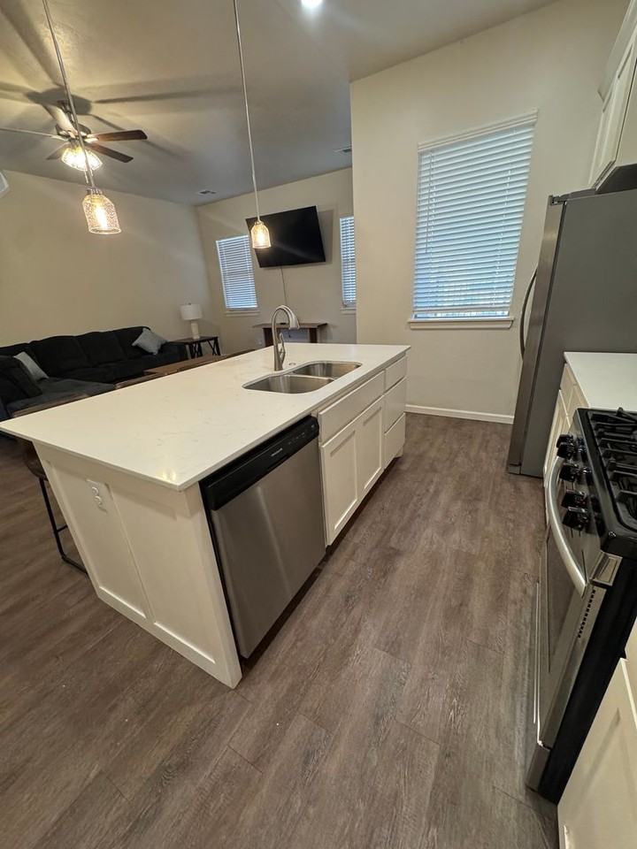 4518 Enclave Cir - Photo 7 of 36