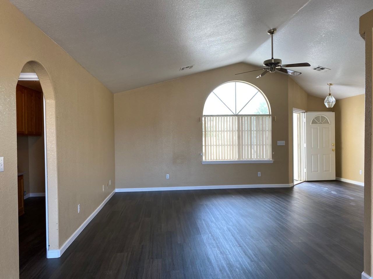 110 E Bluebird Ave - Photo 3 of 34