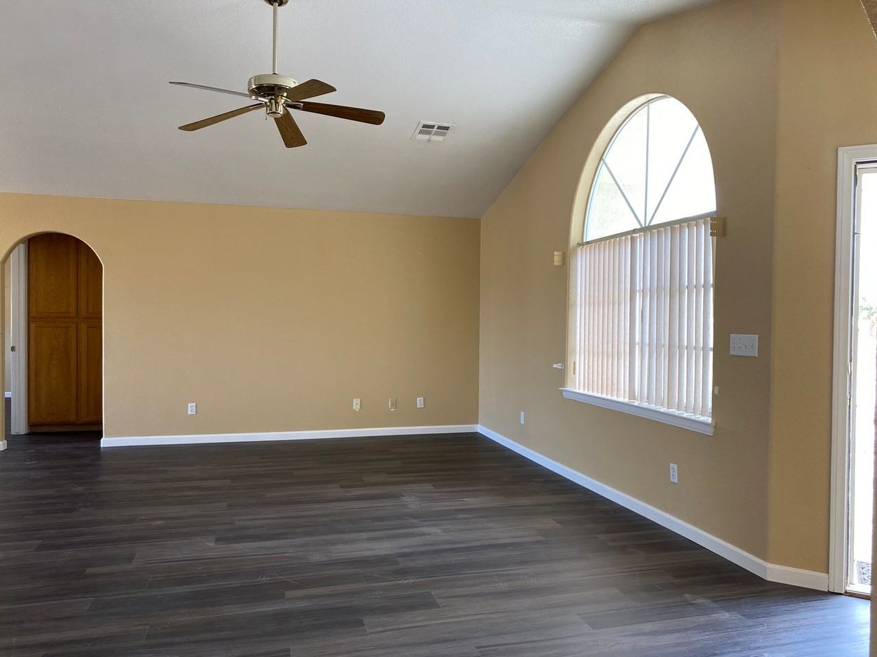 110 E Bluebird Ave - Photo 4 of 34