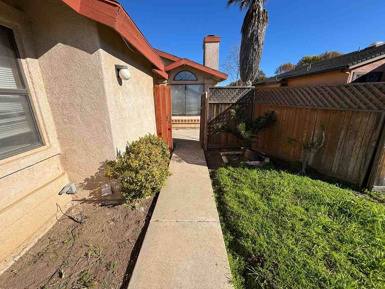 1912 N Western Ave - Photo 4 of 10