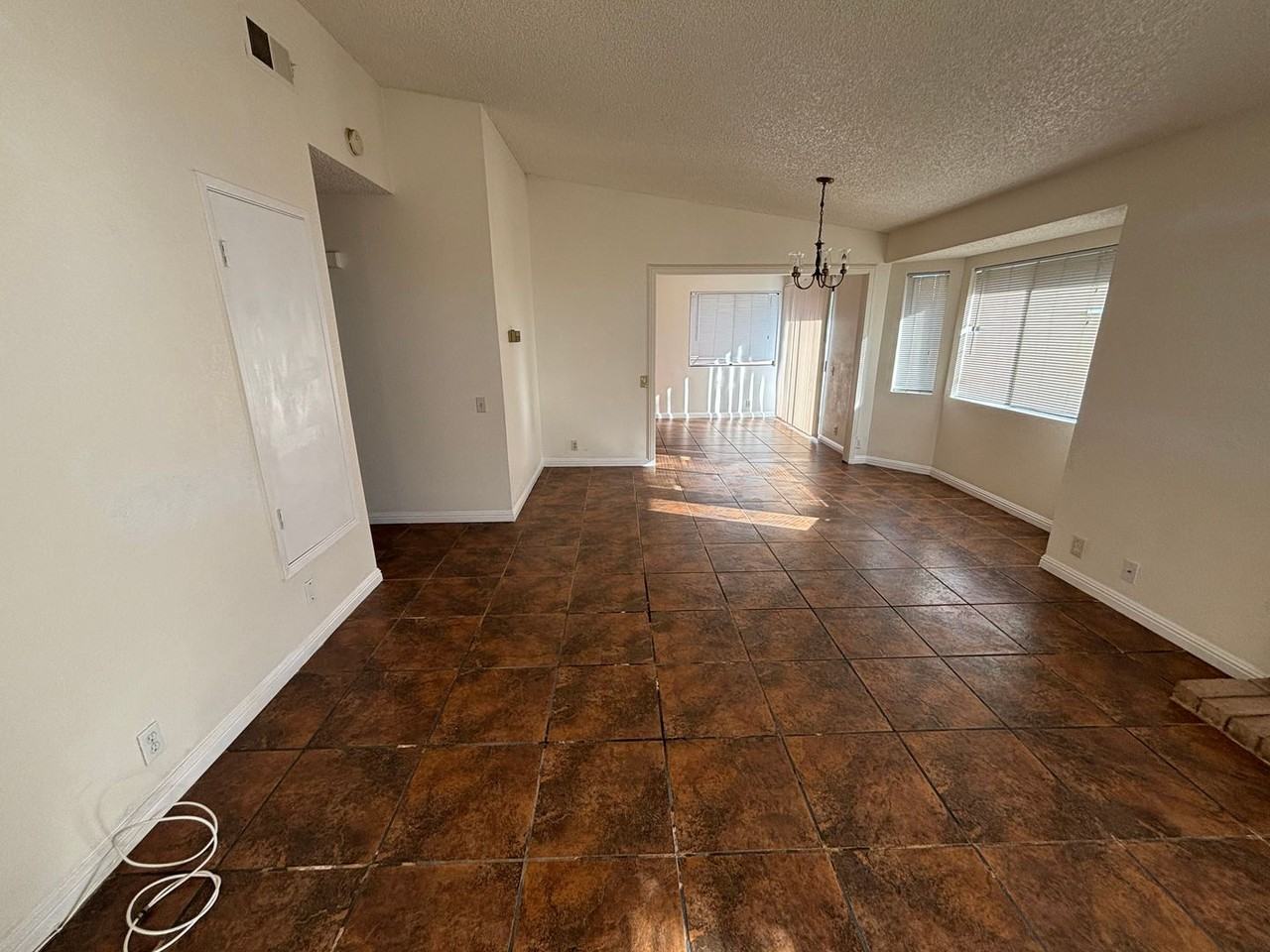 1912 N Western Ave - Photo 5 of 10