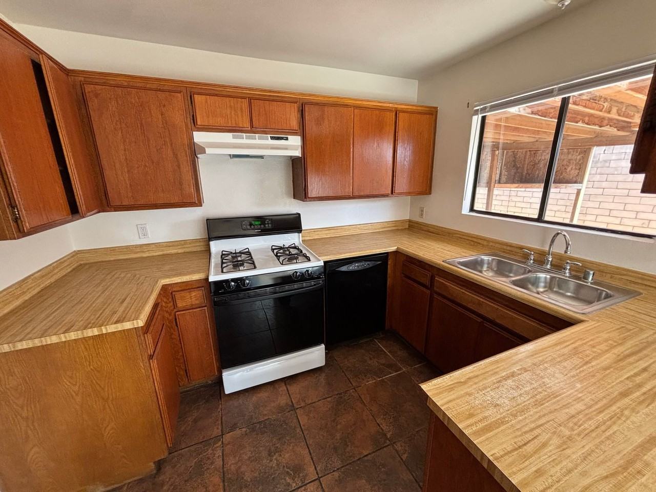 1912 N Western Ave - Photo 7 of 10