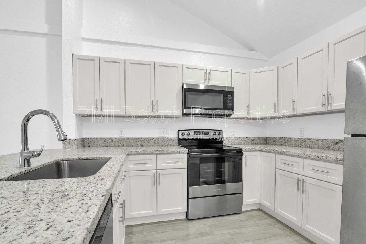 13737 Yarmouth Dr - Photo 3 of 42