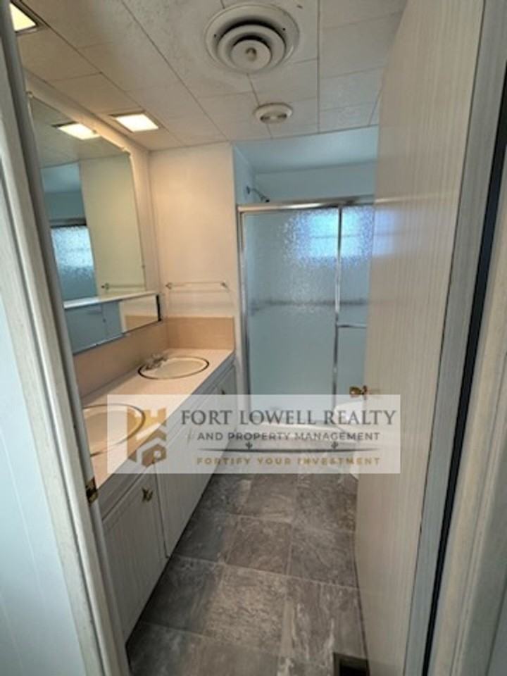 2747 S Kinney Rd - Photo 5 of 12