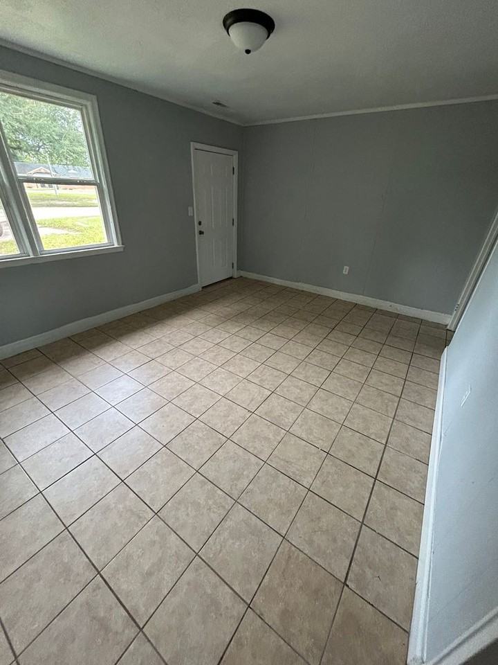 724A Miller Rd - Photo 3 of 8