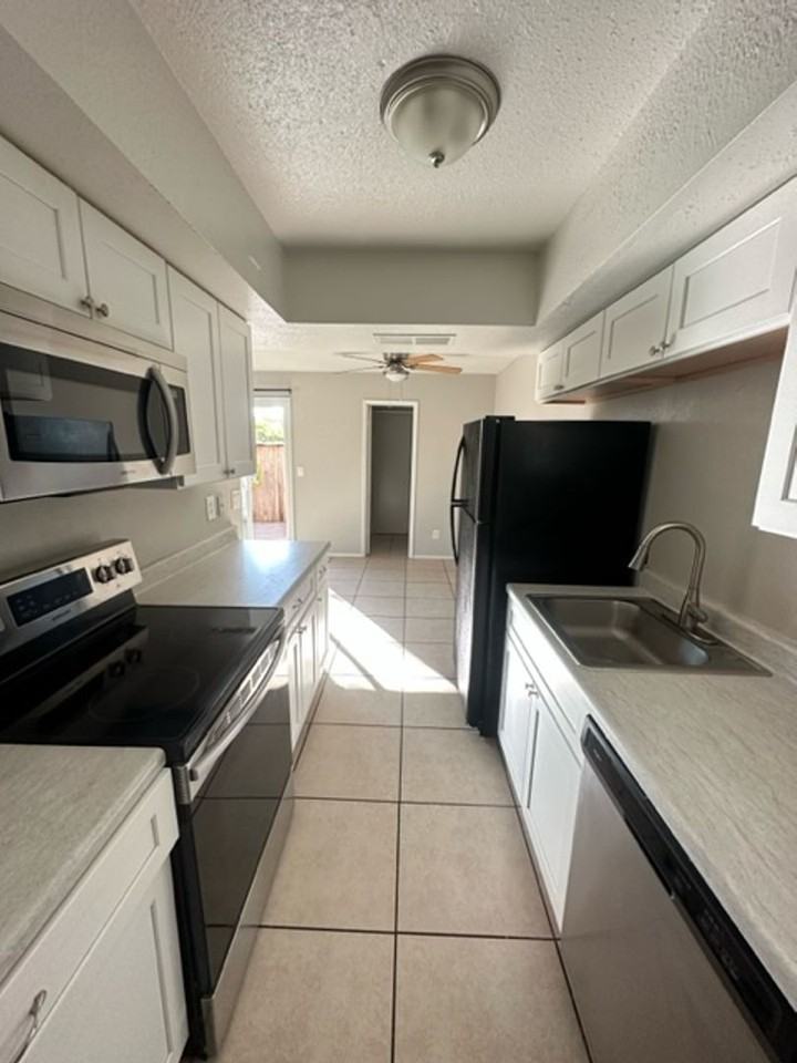 6046 W Townley Ave - Photo 3 of 13