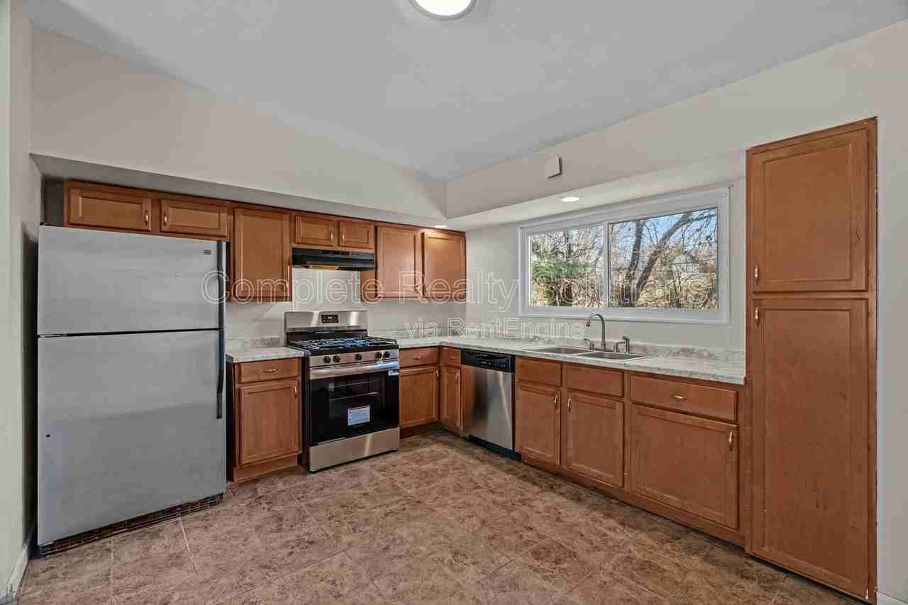 9915 Castle Dr - Photo 3 of 38