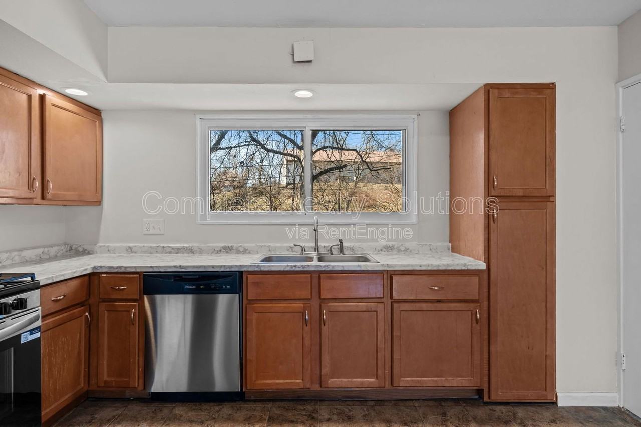 9915 Castle Dr - Photo 5 of 38