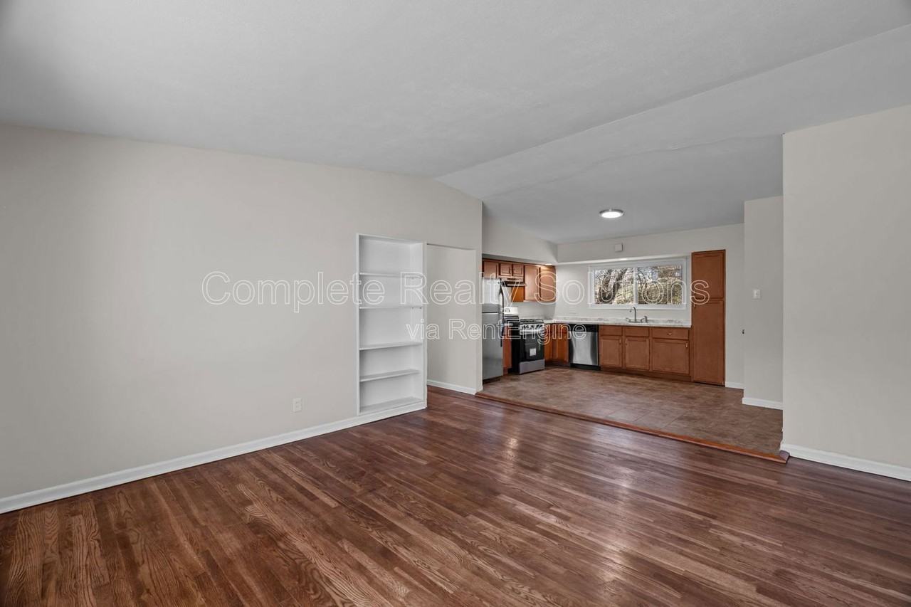 9915 Castle Dr - Photo 6 of 38