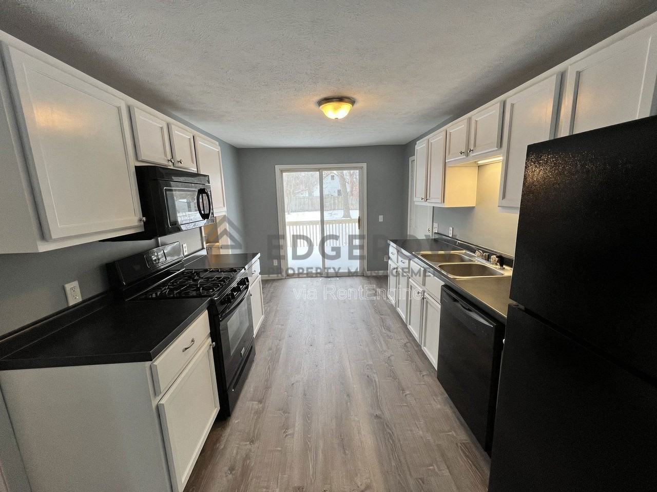 1046 Ducey Ave - Photo 5 of 11