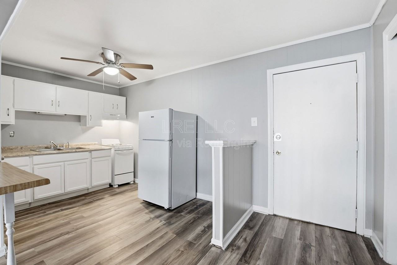 1708 Jennifer Rd #C4 - Photo 3 of 10