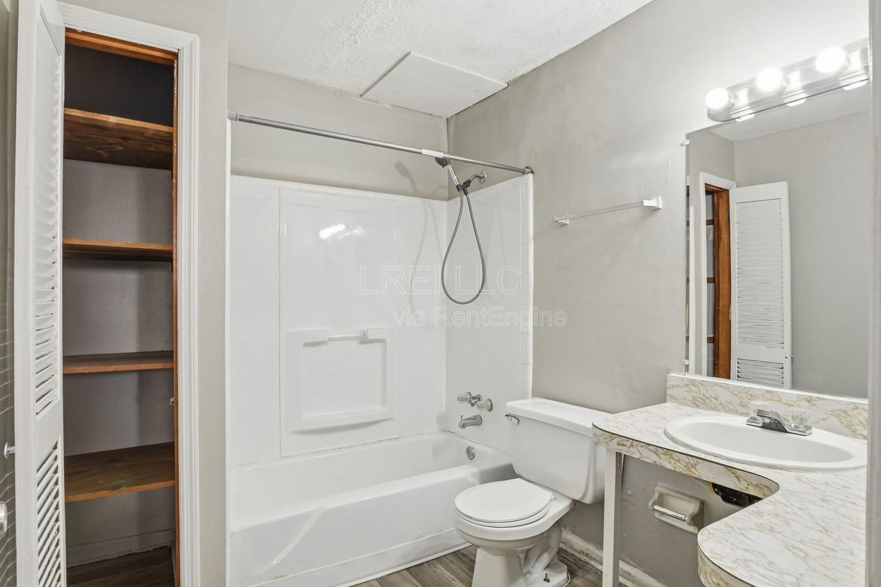 1708 Jennifer Rd #C4 - Photo 6 of 10