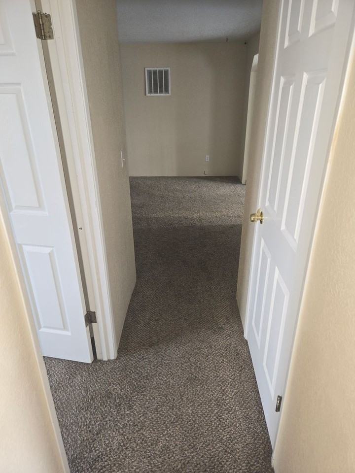 190 Se Utah Ave - Photo 2 of 6