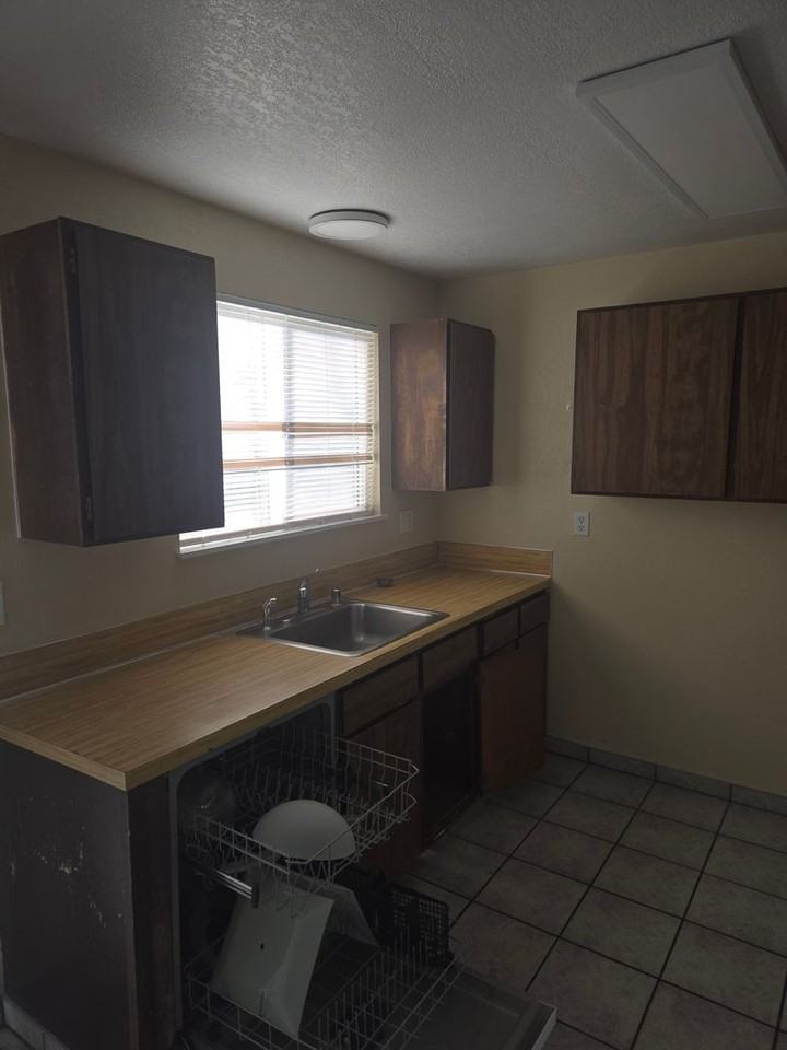 190 Se Utah Ave - Photo 3 of 6