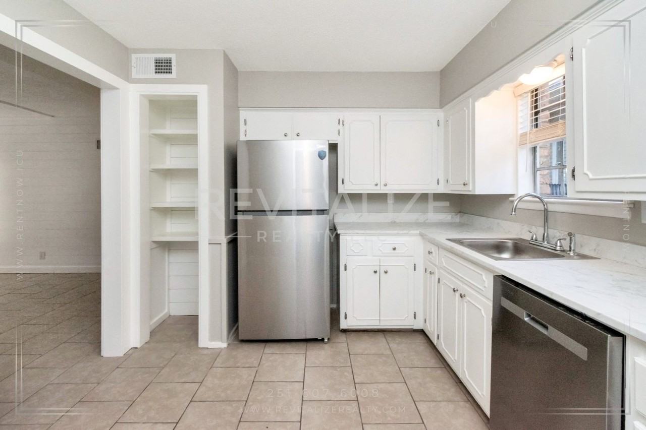 1504 Dauphin St - Photo 7 of 24