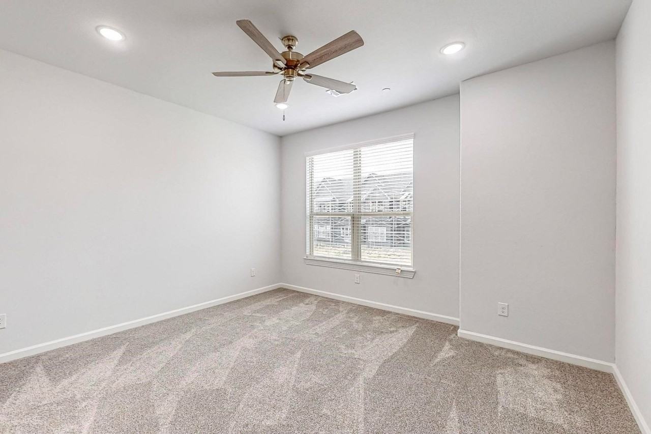 237 Mule Deer Mews - Photo 7 of 18