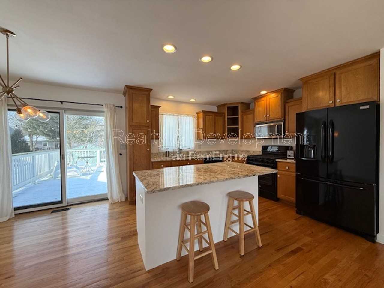 1621 Warbler Dr - Photo 4 of 24