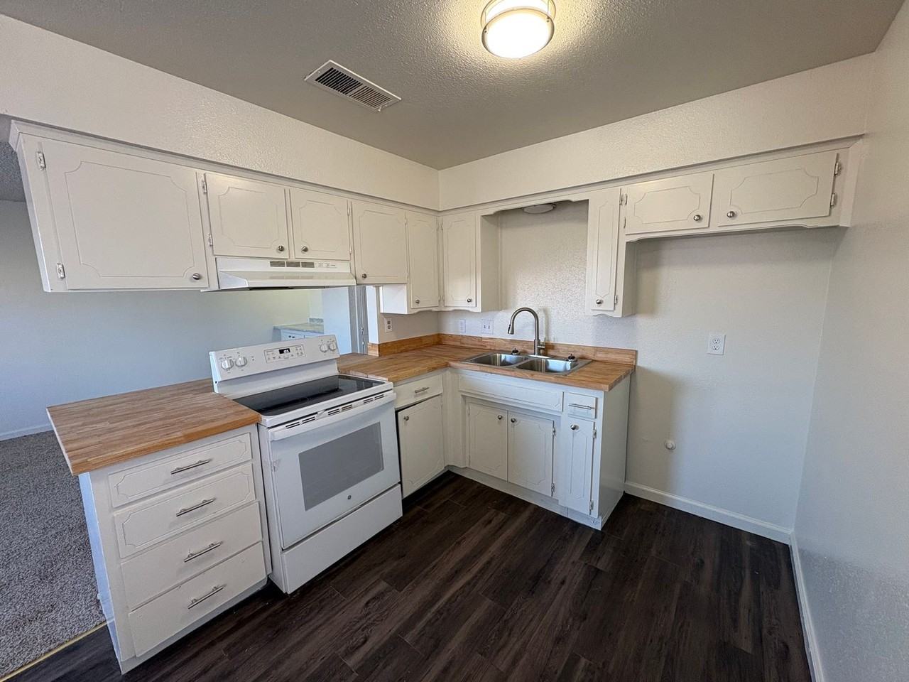 1017 W Goshen Ave - Photo 3 of 10