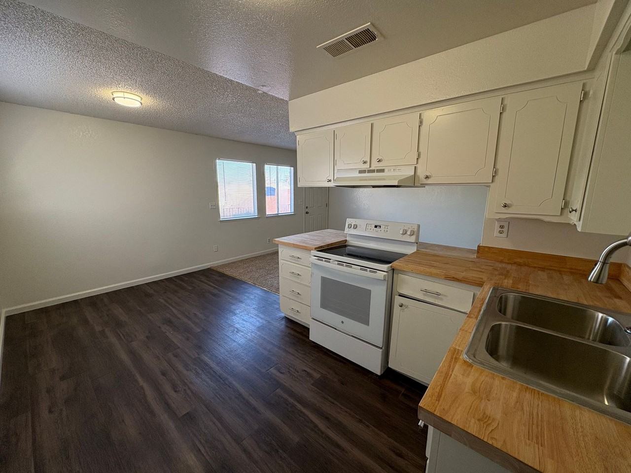 1017 W Goshen Ave - Photo 4 of 10