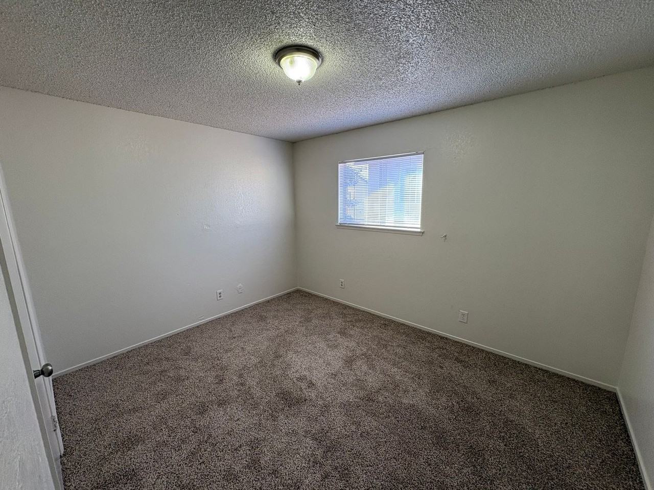 1017 W Goshen Ave - Photo 5 of 10