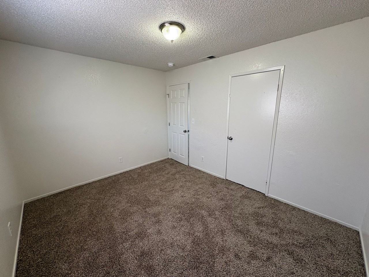 1017 W Goshen Ave - Photo 6 of 10