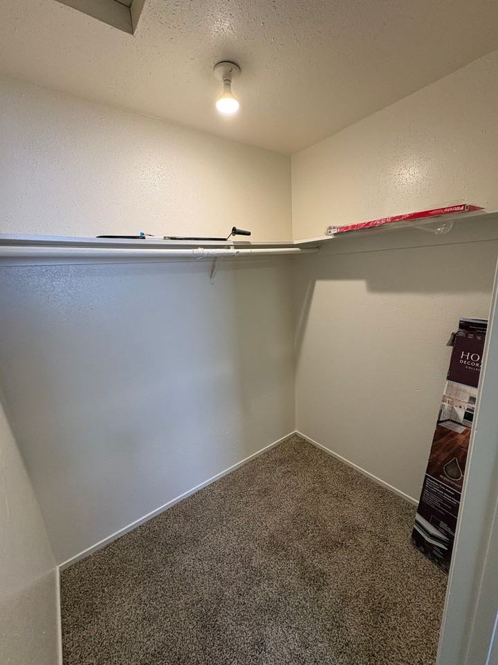 1017 W Goshen Ave - Photo 7 of 10