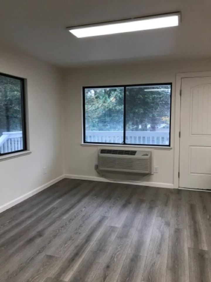 747 Meadows Dr #4 - Photo 3 of 8