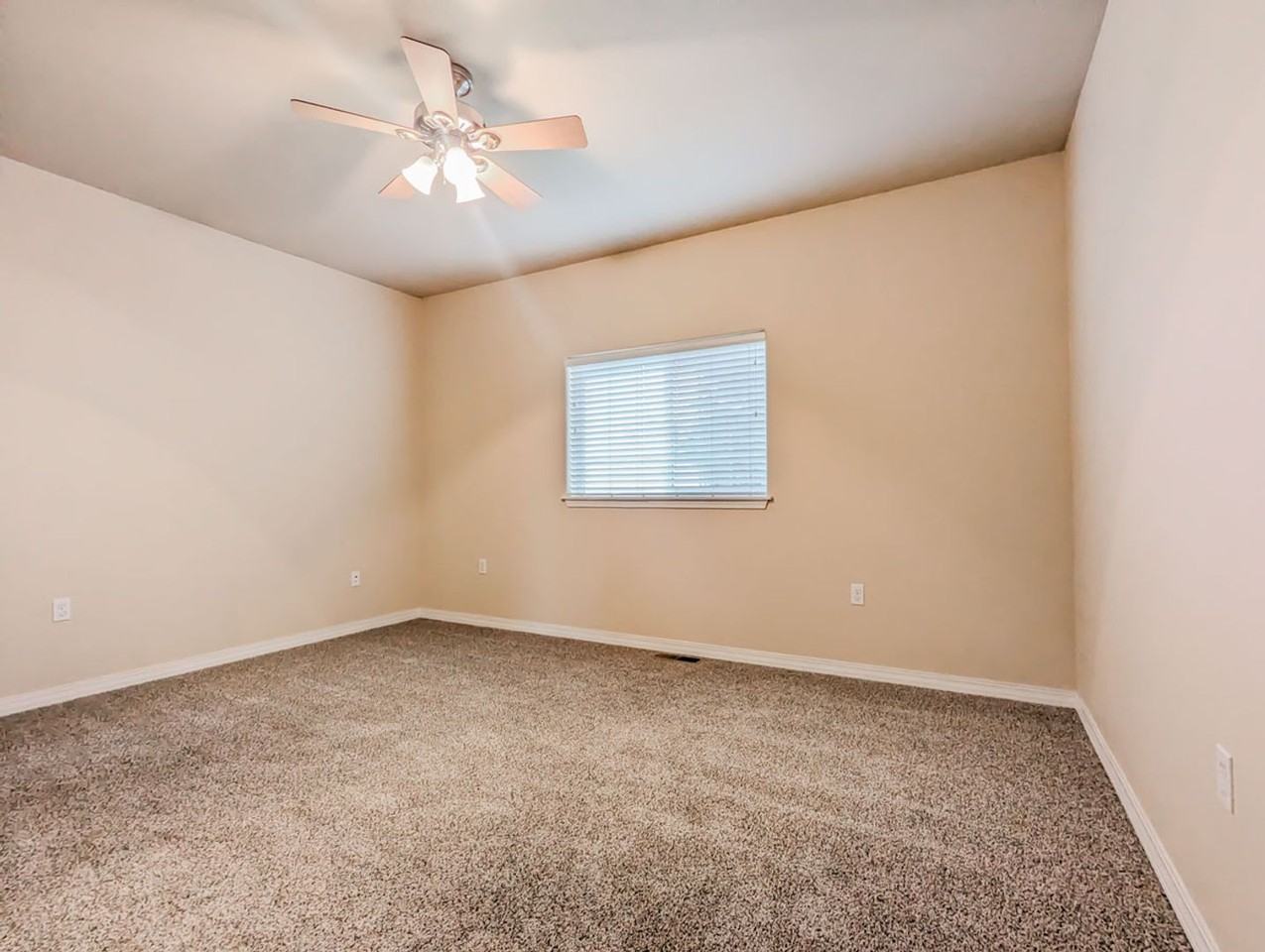 4922 109th St Ne - Photo 7 of 12