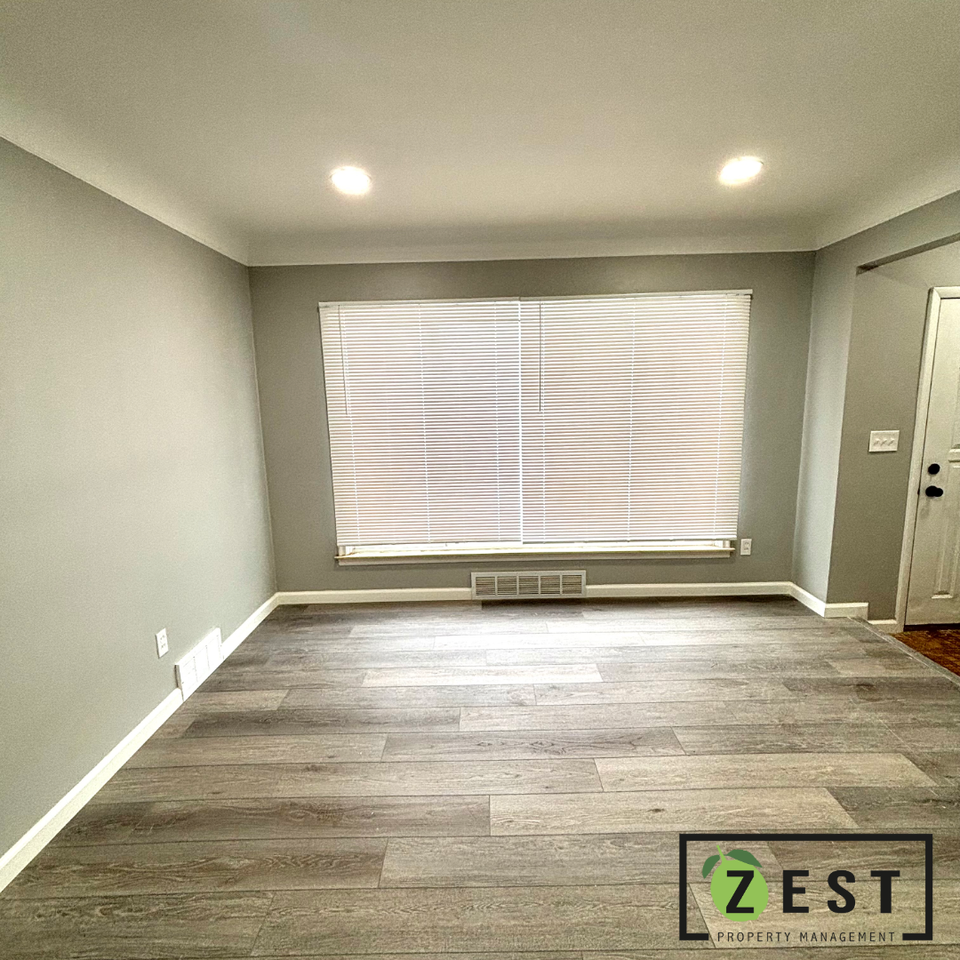 29287 Commonwealth St - Photo 3 of 24