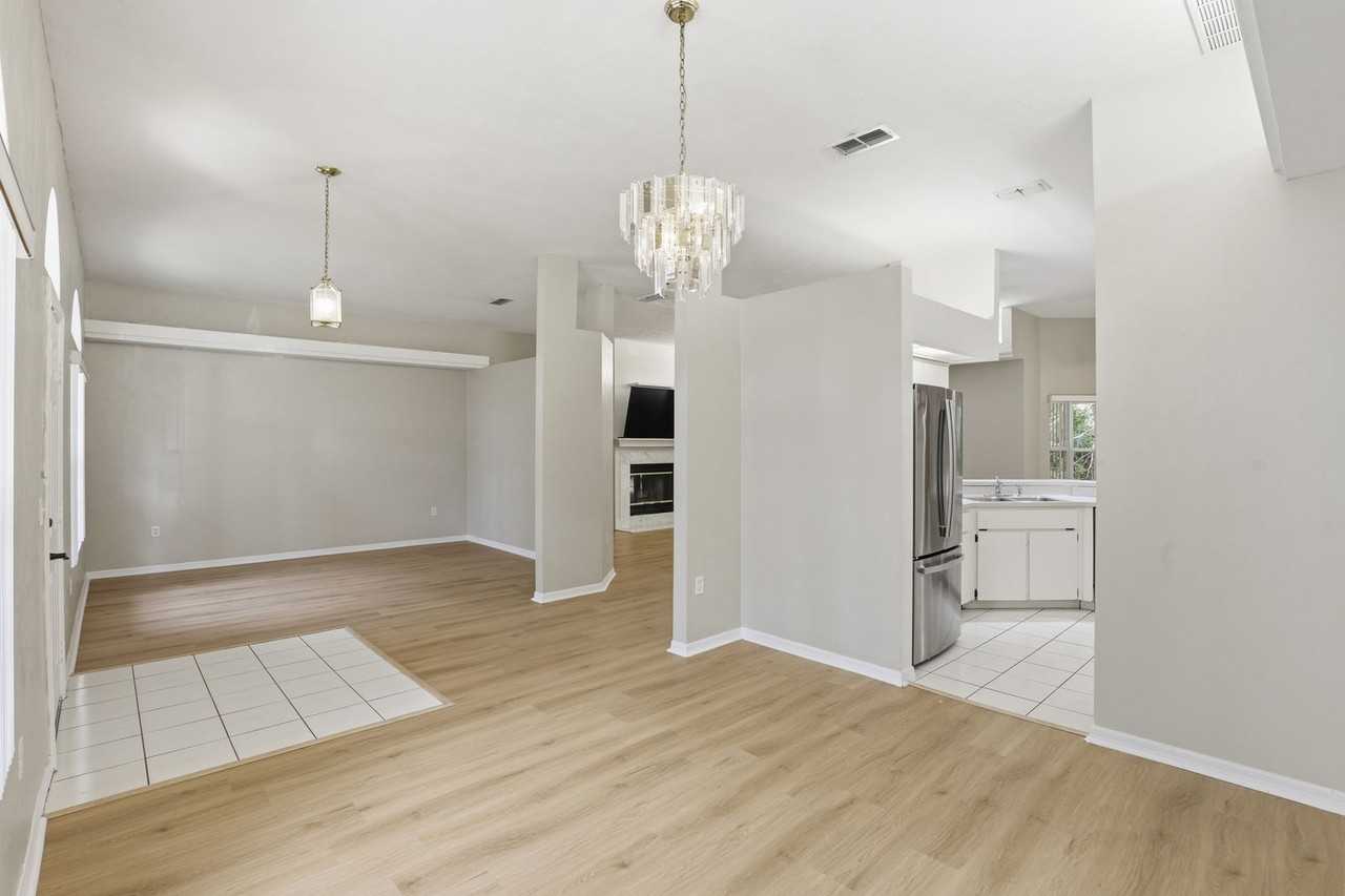 1429 Nw 98th Ter - Photo 4 of 37