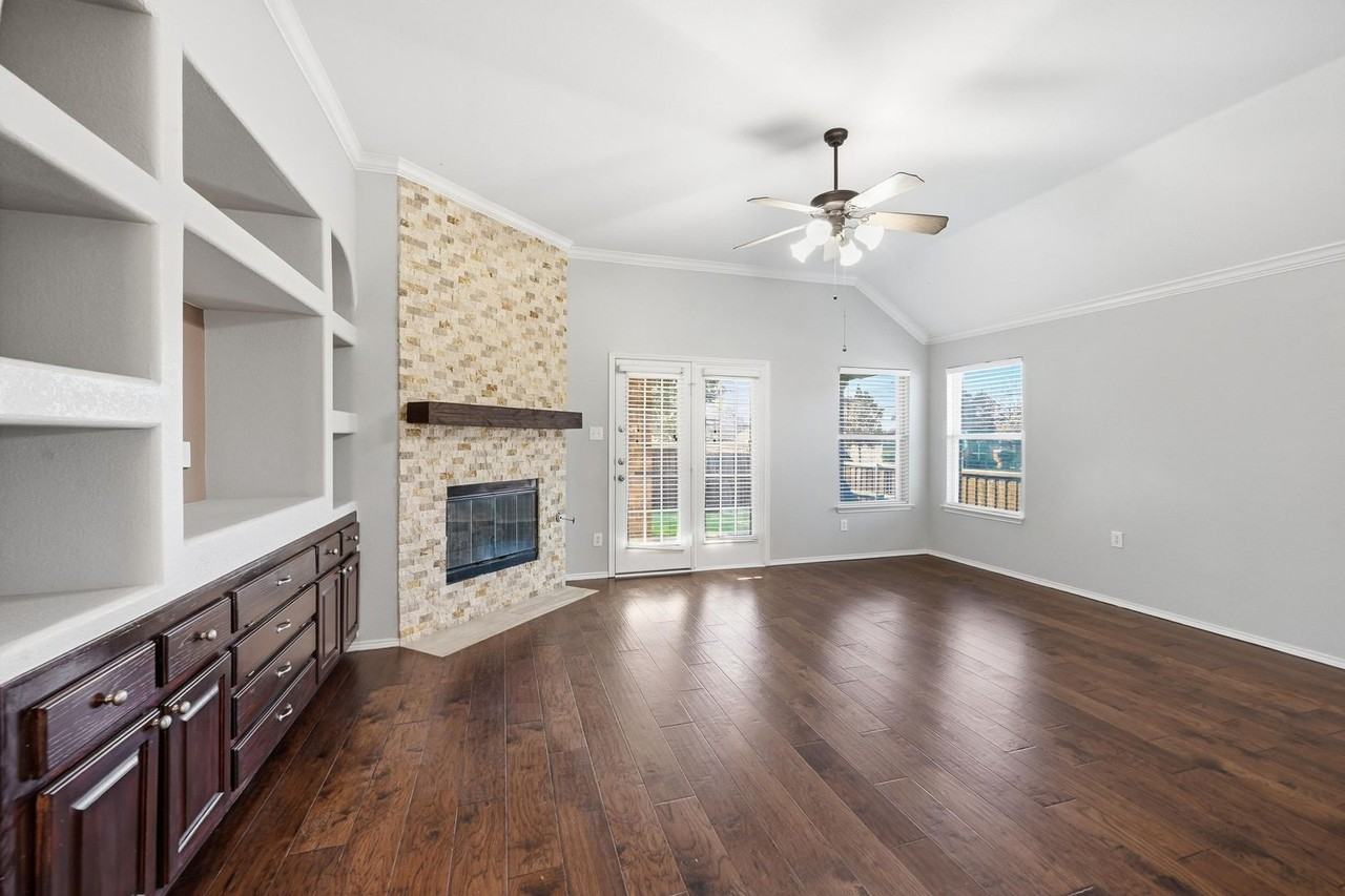 11415 Yoakum Dr - Photo 3 of 26