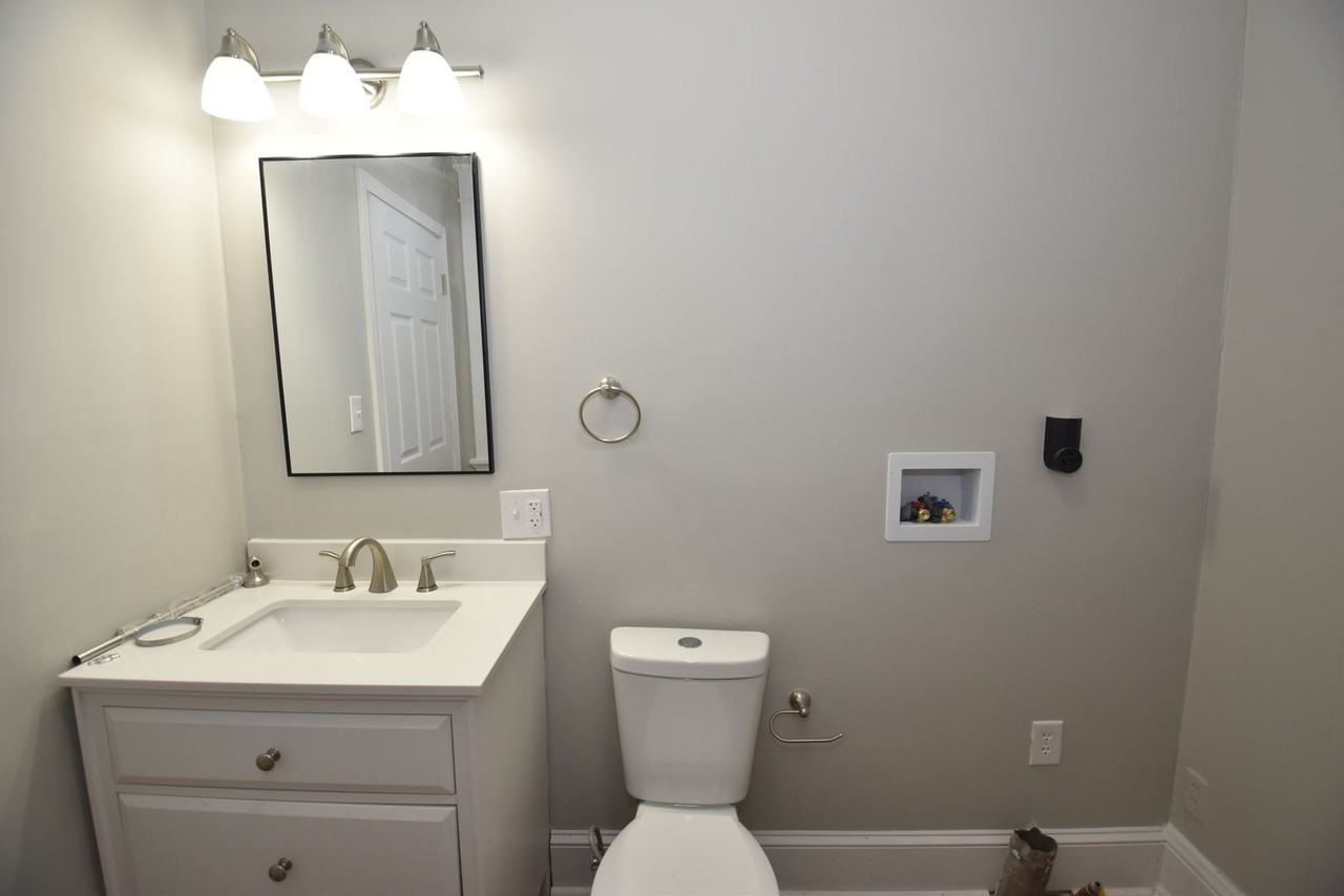 913 E Washington St - Photo 3 of 7