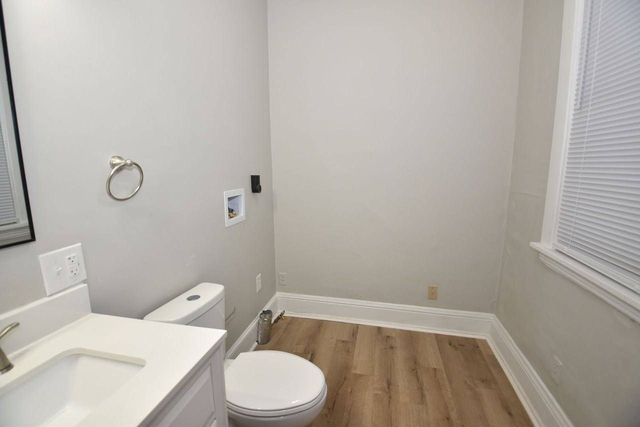 913 E Washington St - Photo 5 of 7