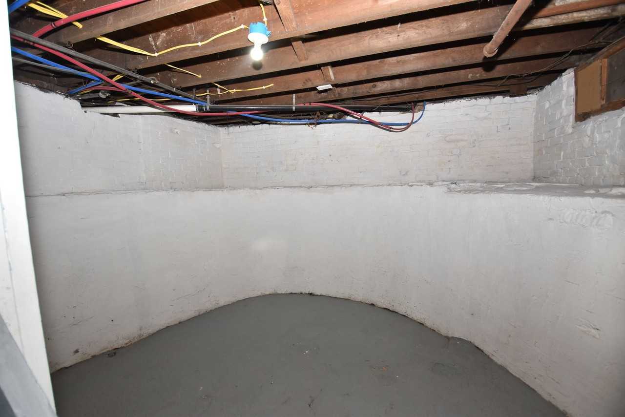 913 E Washington St - Photo 6 of 7