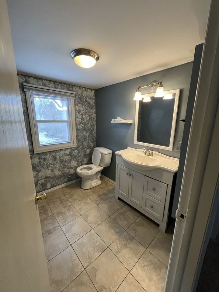 813 1/2 E Molloy Rd - Photo 4 of 9