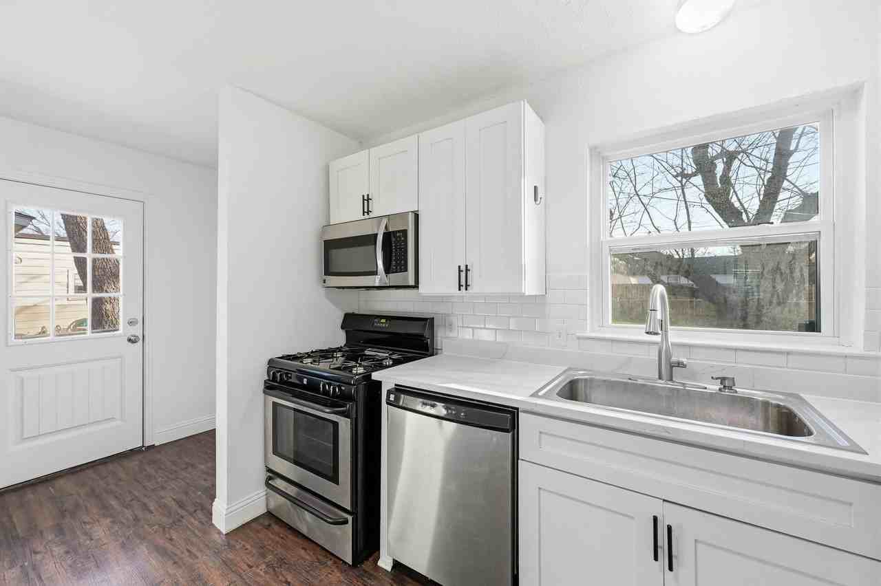 1005 Highland Dr - Photo 2 of 17