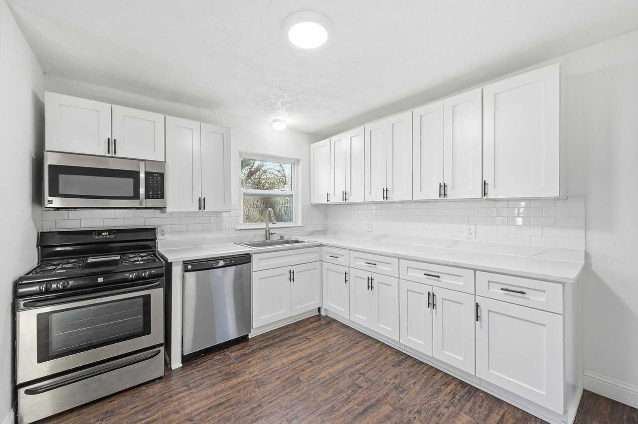 1005 Highland Dr - Photo 3 of 17