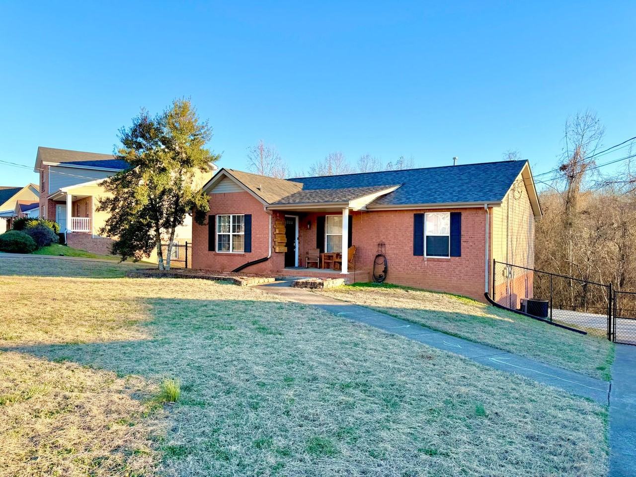 320 Cottonwood Ct - Photo 2 of 37