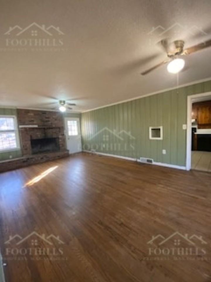 1109 Reed Rd - Photo 2 of 20