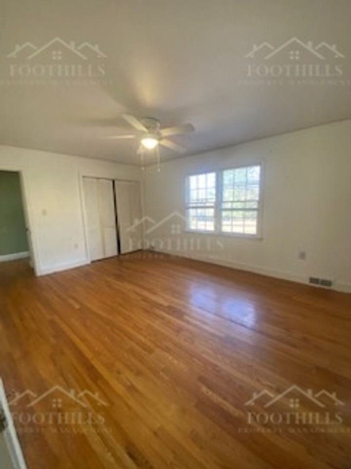 1109 Reed Rd - Photo 3 of 20