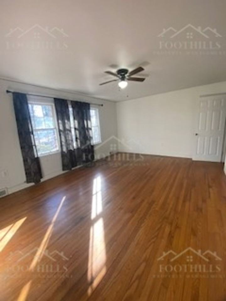 1109 Reed Rd - Photo 4 of 20