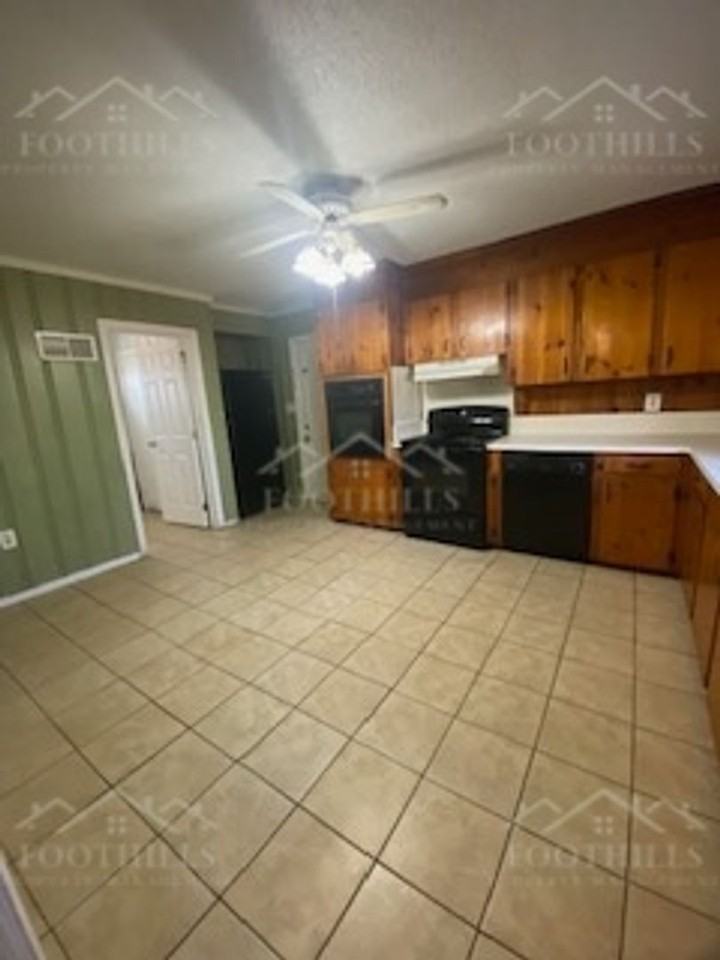 1109 Reed Rd - Photo 7 of 20