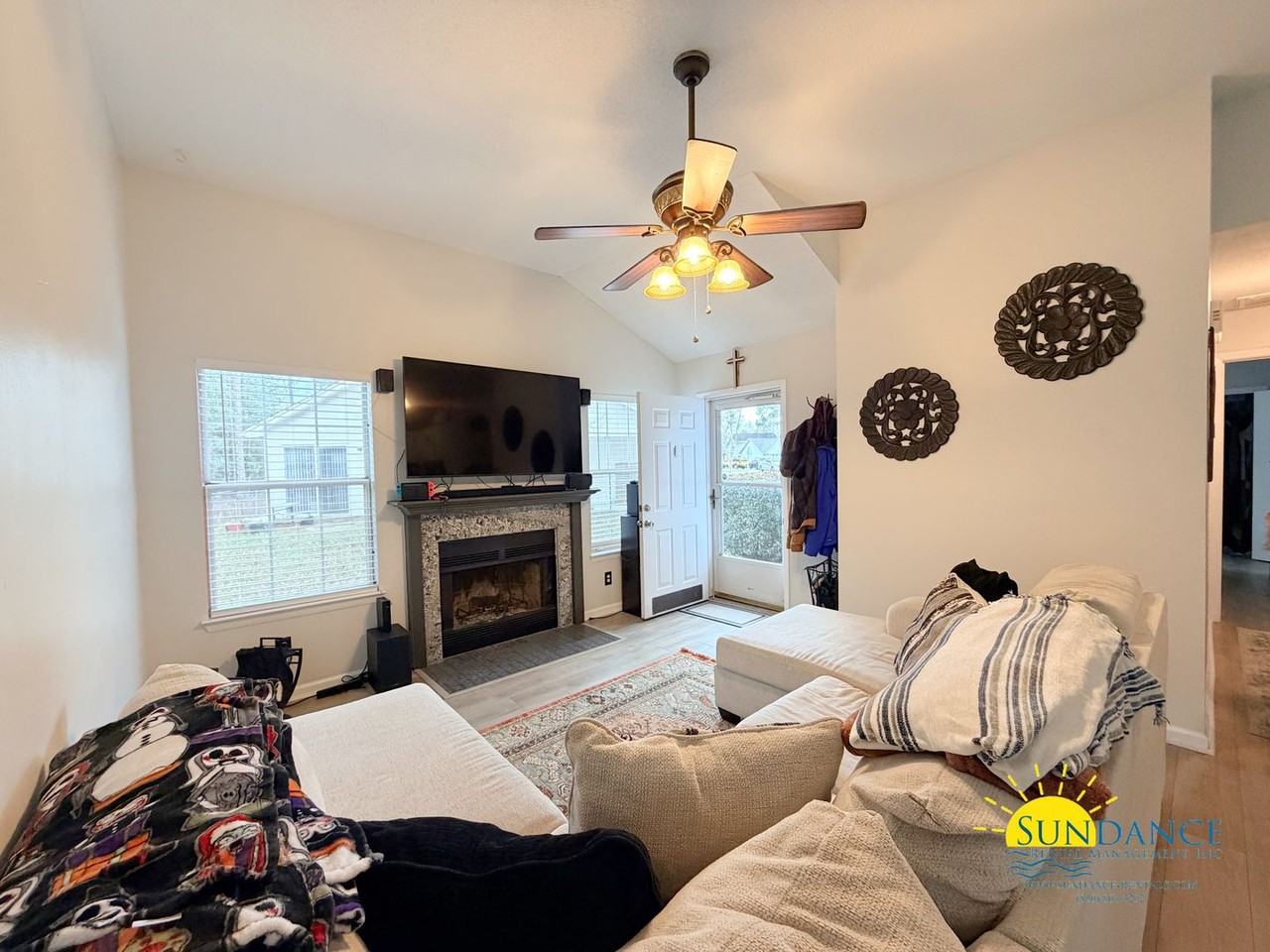 3042 Yorktown Cir - Photo 2 of 15