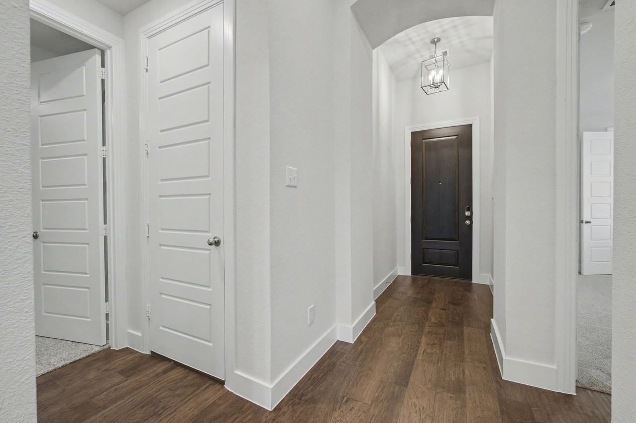 625 Brockwell Bnd - Photo 2 of 21
